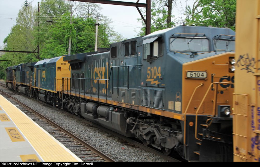 CSX 5104 on Q410